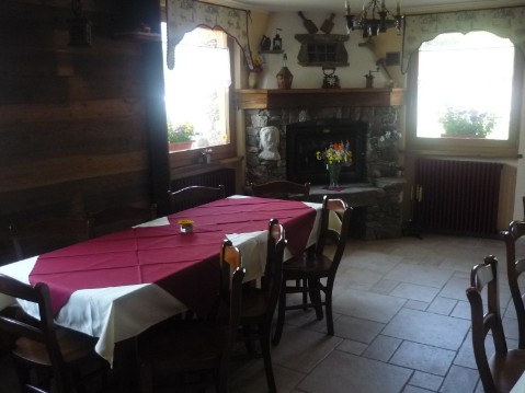 Il Ristorante con arredamento tipico della Valle d'Aosta.